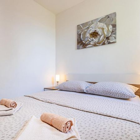 Private Accommodation Stara Baska Ngoại thất bức ảnh
